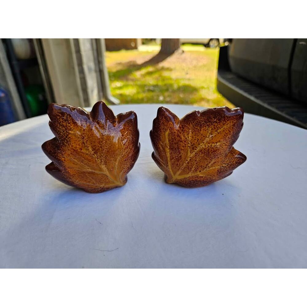 Maple Leaf Salt & Pepper Shaker Set